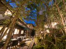 緑豊かな庭園を囲う造りになっており、静寂に包まれた空間を演出する