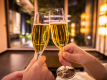 旅先での夜、楽しかった1日の締めくくりに、グラスを傾けて乾杯