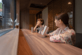開放的なカフェ＆BAR、好きなドリンクで優雅な休息。窓から中庭の美しさを眺めて。