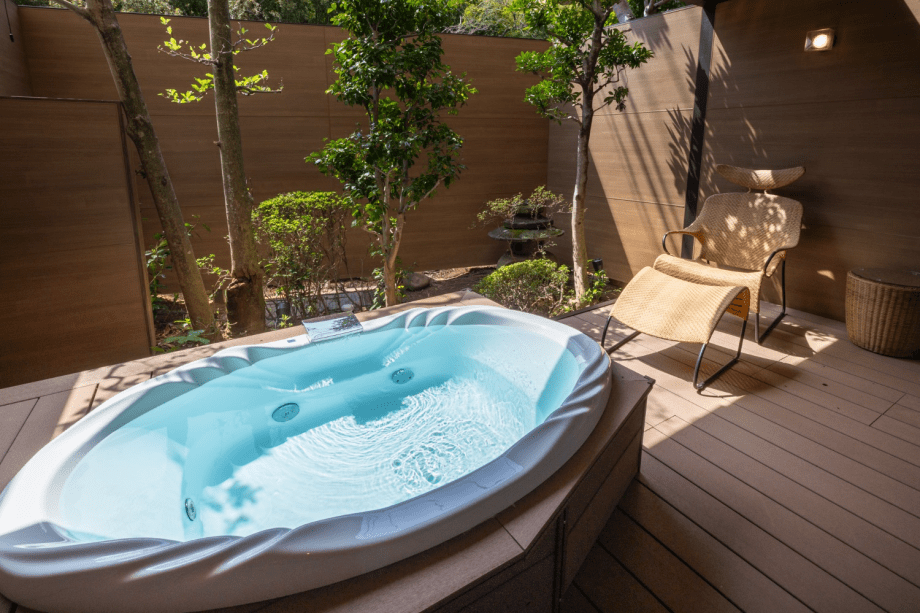 2024年3月リニューアルの5部屋限定！露天風呂付和モダン客室の露天風呂♪木漏れ日を浴びながら優雅に温泉をお好きな時にお好きなだけ♨