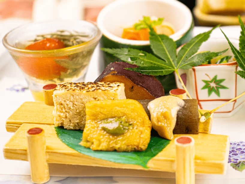 2026年7月8月《お献立一例》前菜：海月酢、もろこし麩田楽、丸十レモン煮、赤魚南蛮オレンジ風味、鶏松風、牛蒡利久煮、順菜トマト♪