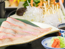 新鮮な金目鯛をさっとお出汁にくぐらせてお召し上がりいただけます