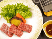 2026年5月6月《お献立一例》洋皿：黒毛和牛鉄板焼き　地場野菜と一緒に♪