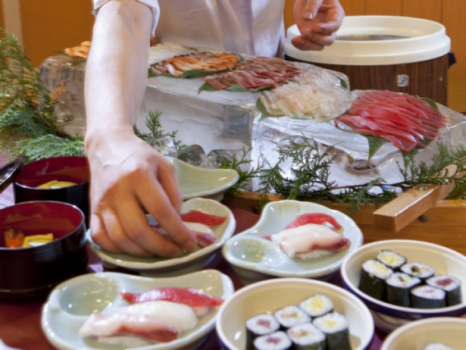 ハーフバイキングでは、職人が握るお寿司が食べ放題
