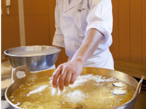 ハーフバイキングでは、お客様の目の前で揚げるアツアツの天麩羅をお召し上がりいただけます。