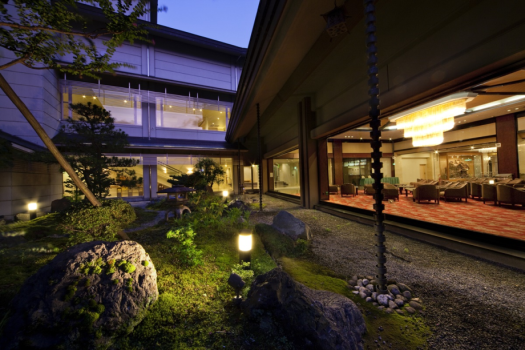 *【中庭】街の喧噪を離れた当館で、大切な方と癒しの休日をお過ごしください。