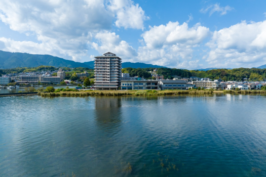 【外観】琵琶湖畔に佇む宿。琵琶湖の景色をたっぷりお楽しみいただけます。