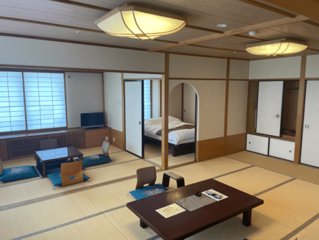 セミダブルサイズのベットを１台備えた客室です。