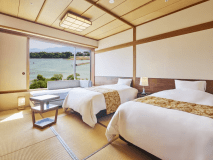 【東館】湖を一望する12畳和室。シーリー社製ベッドで快適な滞在を。 【東館】湖を一望する12畳和室。シーリー社製ベッドで快適な滞在を。