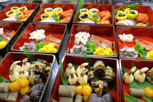 1月1日~3日のご朝食に【料理長特製のおせち料理】をお出し致します。 1月1日~3日のご朝食に【料理長特製のおせち料理】をお出し致します。