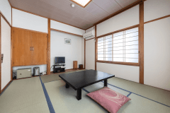 和室８畳（海の見えない住宅側のお部屋）トイレ付