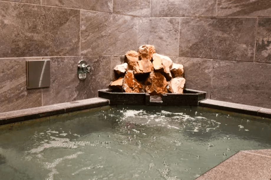 岩の湯（男風呂） 日々の疲れをゆっくり癒してください♪