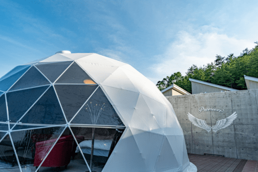 プライベートデッキに人気のドームテントでグランピングを！ お食事は専用のBBQデッキ（ガゼボ）で楽しめます。 宿泊者専用のインスタスポットも。