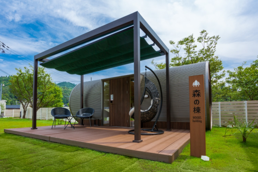 滋賀県産のヒノキを使った丸太のような形のウッドキャビンとなっており、ヒノキの香りに包まれた中でグランピングをお楽しみいただけます。