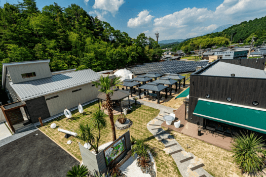 滋賀県長浜市で琵琶湖と日本百名山の一つ、伊吹山のちょうど間に位置。太陽光発電を併設し、自然エネルギーで動くグランピング施設です。