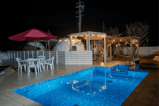 共用プールは夜になるとライトアップされます。 夏は可愛い浮き輪もご用意させていただいております。 ※温水ではございません。 共用プールは夜になるとライトアップされます。 夏は可愛い浮き輪もご用意させていただいております。 ※温水ではございません。