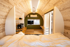 クイーンサイズの広々ベッド、畳スペース、キッチンを完備！畳スペースではゆっくりお寛ぎいただけます。