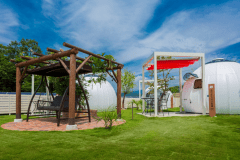 冷暖房完備の宿泊棟で快適なグランピングを。 アウトドアの雰囲気を楽しみたい方にピッタリ！