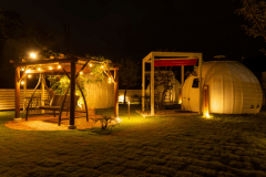 夜になると幻想的な空間が広がります。