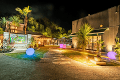 施設に入るとまるで海外のような空間が広がります。 日本ならではの温かいサービスとグランピングのプライベート空間を融合させたラグジュアリーリゾート。