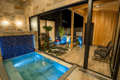 自然の恵みと伝統の美が融合した癒しの空間。内風呂では心地よい滝のせせらぎが響き、大自然の中にいるような感覚が広がります。特に滋賀県の信楽焼で仕立てた“壷風呂”は、温もりと独特の質感が贅沢なひとときを演出。デッキには500kgの天然水晶原石があり、大自然のエネルギーを感じるパワースポットとして幻想的な雰囲気を醸し出しています。芸術と自然の調和が生み出す大浴場です。