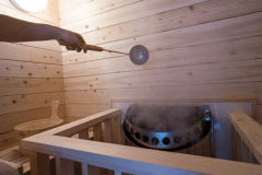 共用サウナはフィンランド式サウナ！ロウリュウをすると温度が上昇します。
