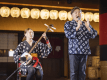 地元民謡歌手による郷土芸能ショーも毎晩開催！皆さんご一緒に♪