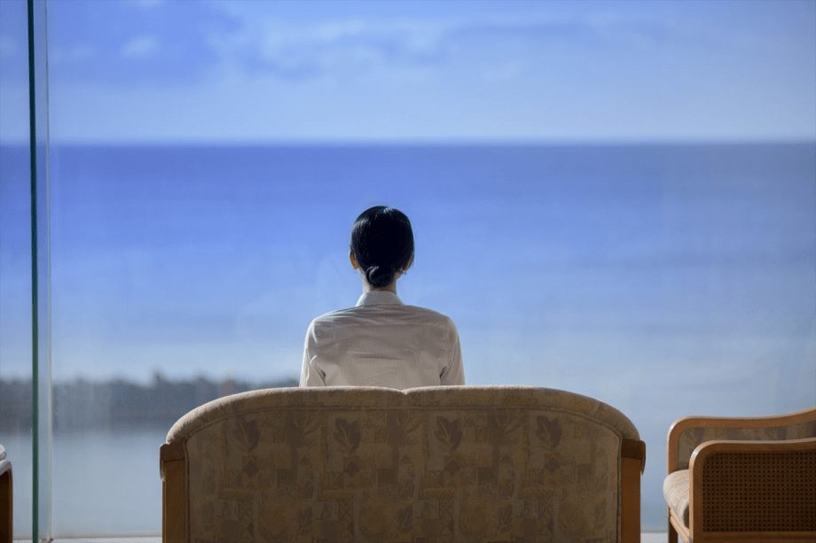 日本海を一望できる大きなガラス窓の先には大パノマラが描かれてているロビーラウンジで
コーヒーなどお召し上がり下さい。 日本海を一望できる大きなガラス窓の先には大パノマラが描かれてているロビーラウンジで
コーヒーなどお召し上がり下さい。