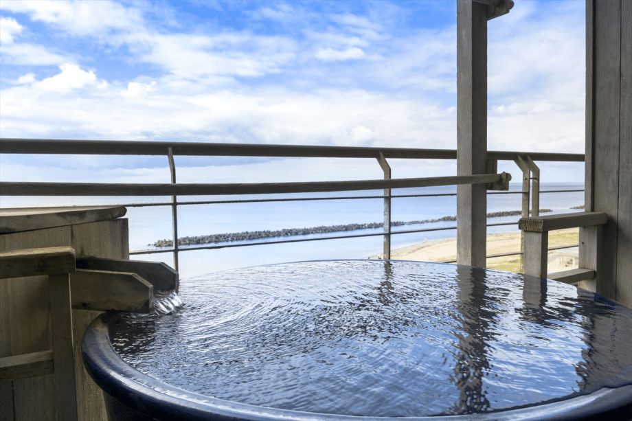 【大観露天風呂付客室】自慢の源泉を客室でご堪能いただける、源泉掛け流しの露天風呂付き客室です。