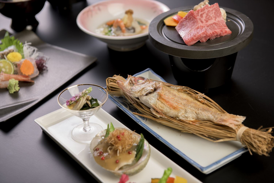 【夕食レストラン】『山海美食の饗宴』～村上牛鉄板焼き+のど黒の藁焼き藻塩添え+鮑の３種盛り～