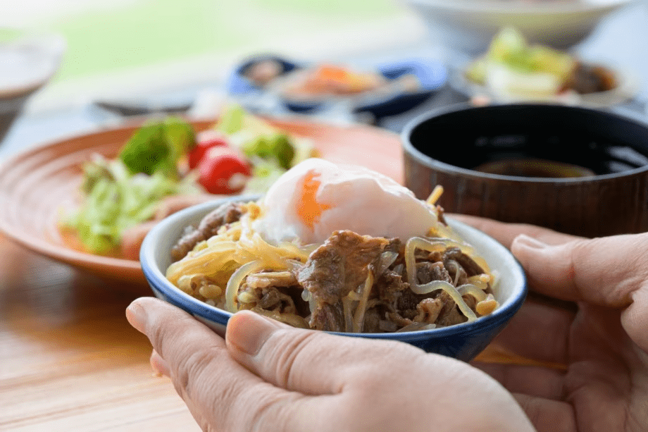 【朝食バイキング】村上牛入りすき鍋を炊き立てご飯とともにお召し上がりください。
