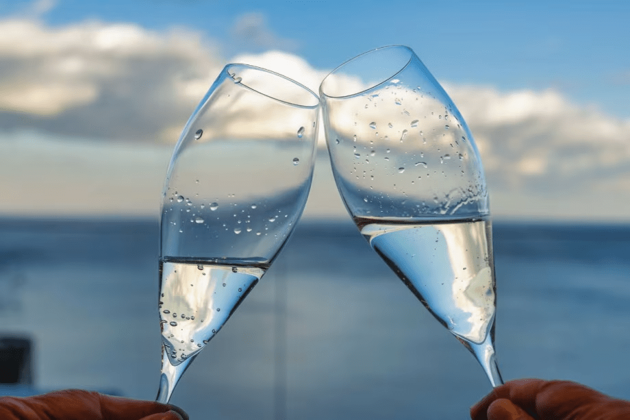 雄大な日本海を眺めながら、大切な方との記念に華やかな乾杯を。