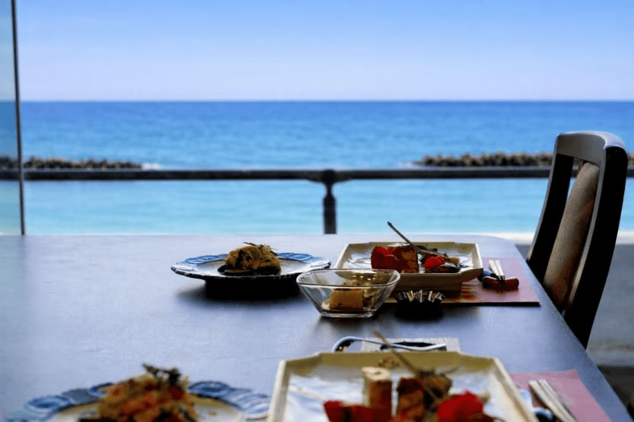 目の前に広がる海を眺めながら、お食事をお楽しみください＜レストランイメージ＞