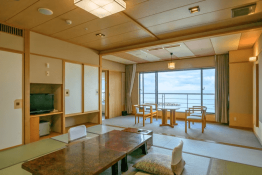 【大観和室】お部屋から日本海を一望できる和室。雄大な絶景と水平線に沈む夕陽がご覧いただけます。