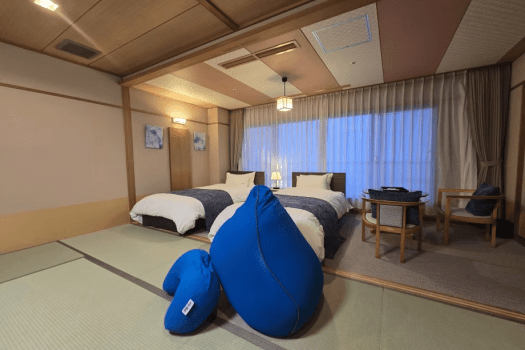 【大観和室（２ベットタイプ）】お部屋から日本海を一望できる和室２ベットタイプ。雄大な絶景と水平線に沈む夕陽がご覧いただけます。