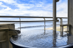 【大観露天風呂付客室】自慢の源泉を客室でご堪能いただける、源泉掛け流しの露天風呂付き客室です。