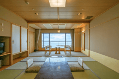 【大観和室】お部屋から日本海を一望できる和室。雄大な絶景と水平線に沈む夕陽がご覧いただけます。