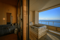 【そよ風館最上階和洋室『海楼』】露天風呂付きの最も広い和洋室タイプの客室。