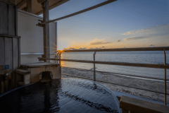 【大観露天風呂付客室】瀬波自慢の源泉を客室でご堪能いただける、源泉掛け流しの露天風呂付き客室です。