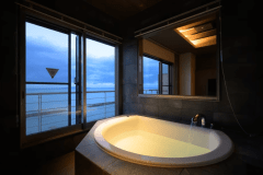 【そよ風館ビューバス付き洋室『海煌』】夕陽を眺めながら時を忘れる贅沢なビューバス付きのお部屋です。