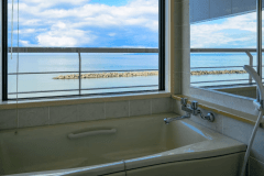 【大観和室（２ベットタイプ）】お部屋から日本海を一望できる和室２ベットタイプ。雄大な絶景と水平線に沈む夕陽がご覧いただけます。