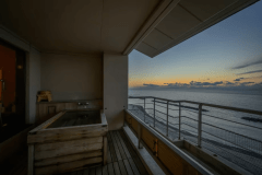 【そよ風館最上階和洋室『海楼』】露天風呂付きの最も広い和洋室タイプの客室。