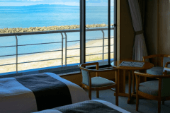 【大観和室（２ベットタイプ）】お部屋から日本海を一望できる和室２ベットタイプ。雄大な絶景と水平線に沈む夕陽がご覧いただけます。