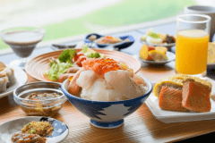 【朝食バイキング】地元岩船産コシヒカリに新鮮なお刺身をのせてオリジナル海鮮丼をお楽しみください。