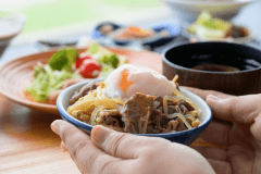 【朝食バイキング】村上牛入りすき鍋を炊き立てご飯とともにお召し上がりください。