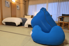 【大観和室（２ベットタイプ）】お部屋から日本海を一望できる和室２ベットタイプ。雄大な絶景と水平線に沈む夕陽がご覧いただけます。
