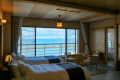 【大観和室（２ベットタイプ）】お部屋から日本海を一望できる和室２ベットタイプ。雄大な絶景と水平線に沈む夕陽がご覧いただけます。