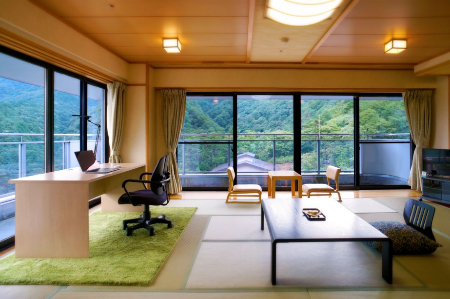 何もない贅沢を満喫しながら机に向かい、ときには大自然とにらめっこ