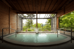 ご家族でゆったり入れる貸切露天風呂