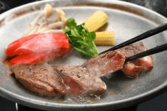 おすすめプランでご提供しているお肉はとても柔らかく、バターとの相性も抜群。地酒と一緒におめしあがるのもおすすめです。